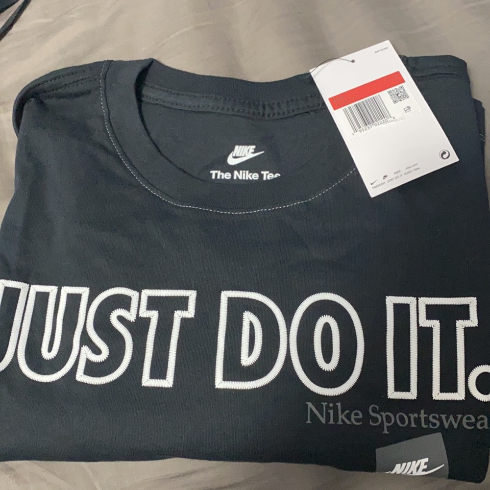Black size Large Nike tee! BRAND NEW! really nice color way goes with everything